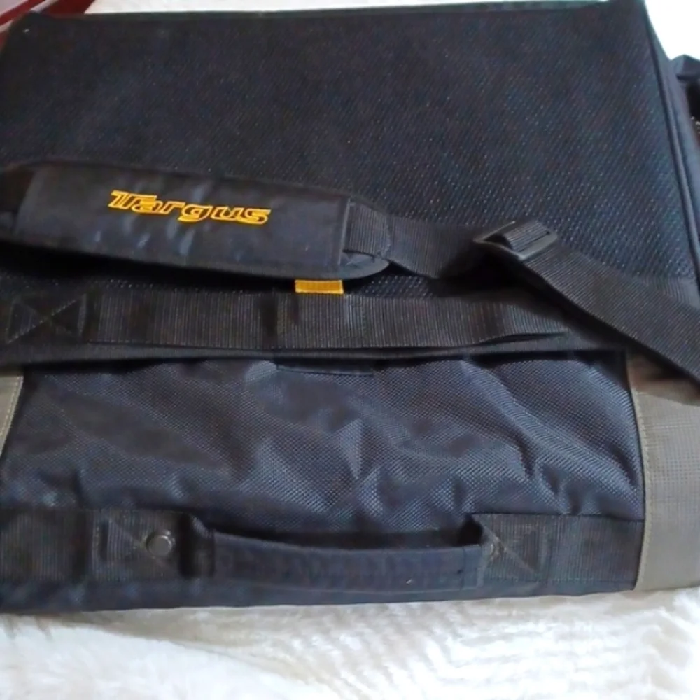 TARGRUS Large Gray & Black LapTop Bag Brand New‎